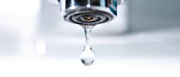 drop of water from the tap Wassertropfen aus Wasserhahn Wassertropfen aus dem Wasserhahn, Nahmaufnahme mit Makro